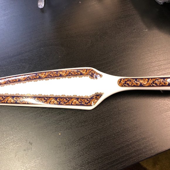 Adeline Fine Porcelain Cake Plate, Lifter, and 6 P - Picture 6 of 10